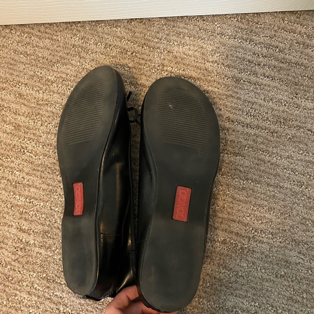 Women’s black flats